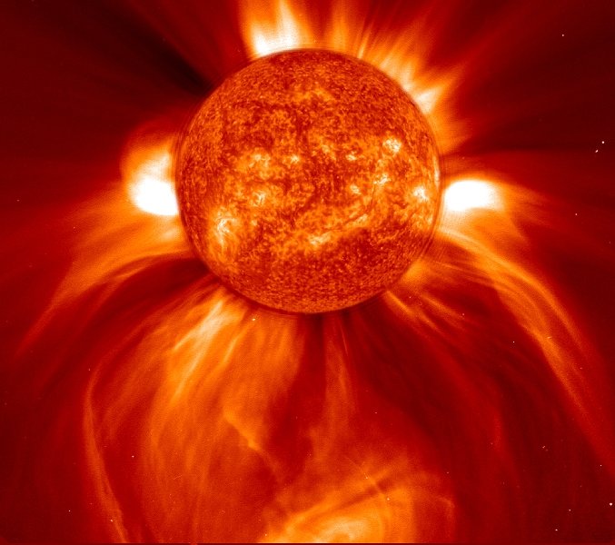 Spettacolare immagine del Sole ottenuta combinando una foto della cromosfera (con regioni attive e filamenti) ed una della corona solare, con evidenti fenomeni EMC (Emissioni Massive Coronali). Fonte: SOHO, The Best of Soho, per gentile concessione del Consorzio SOHO/EIT. SOHO è un progetto di cooperazione internazionale tra le Agenzie NASA ed ESA.