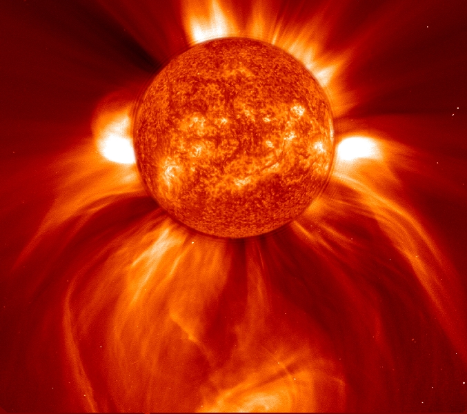 Spettacolare immagine del Sole ottenuta combinando una foto della cromosfera (con regioni attive e filamenti) ed una della corona solare, con evidenti fenomeni EMC (Emissioni Massive Coronali). Fonte: SOHO, The Best of Soho, per gentile concessione del Consorzio SOHO/EIT. SOHO  un progetto di cooperazione internazionale tra le Agenzie NASA ed ESA.